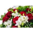 Kytice růží s fréziemi